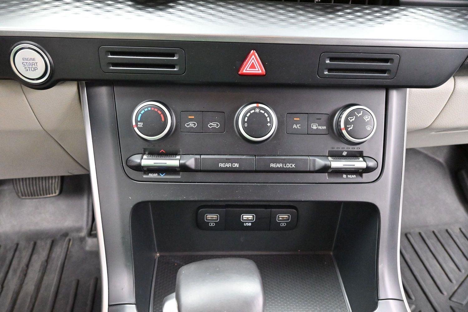 Used 2022 Snow White Pearl Kia LXS image 21