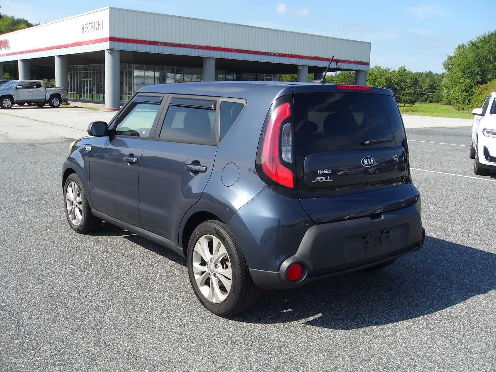 Used 2015 Fathom Blue Kia + image 3