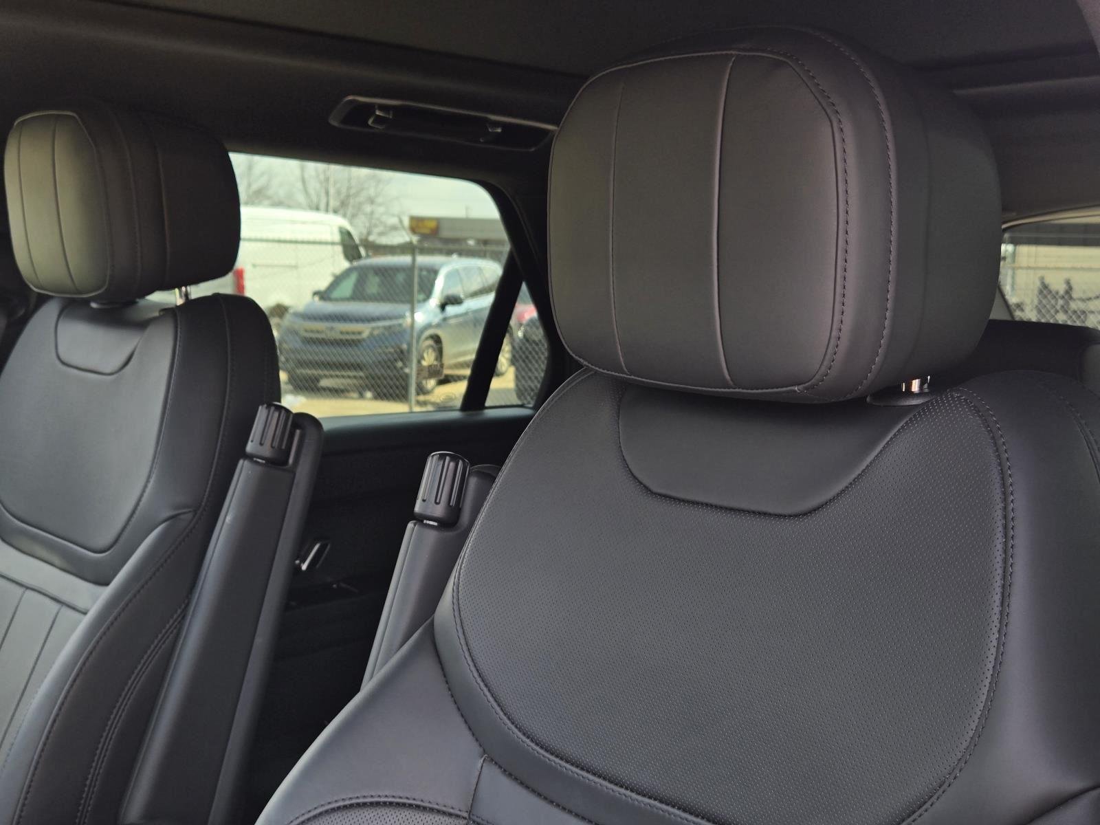 Used 2025 Santorini Black Metallic Land Rover SE image 18