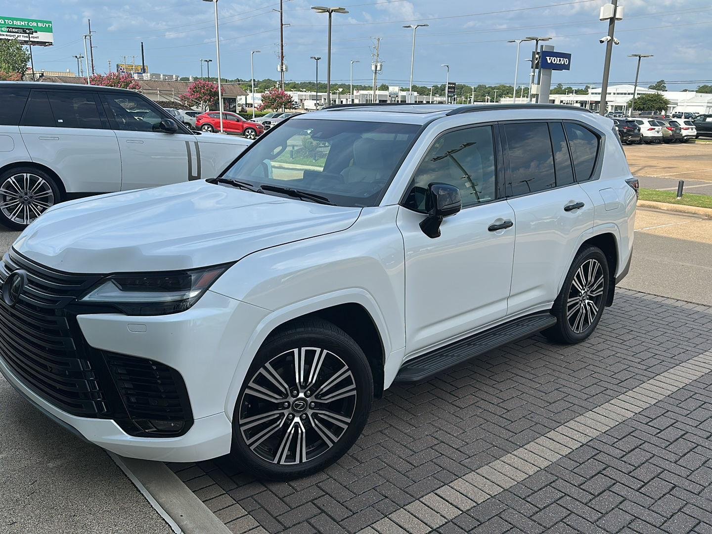 Used 2023 Eminent White Pearl Lexus LX 600 Luxury image 1