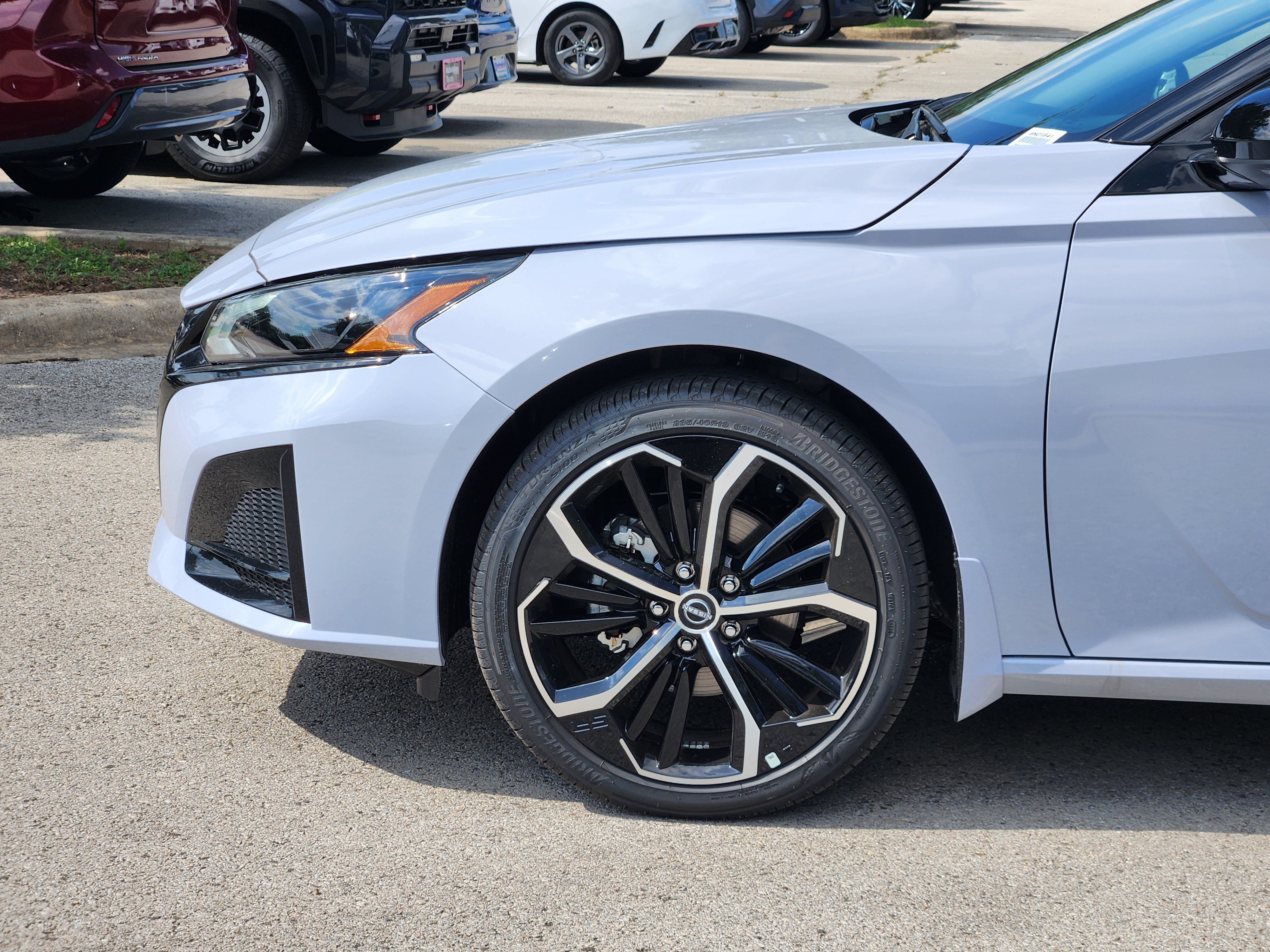 New 2026 Gray Sky Pearl / Super Black Two-tone Nissan SR image 9