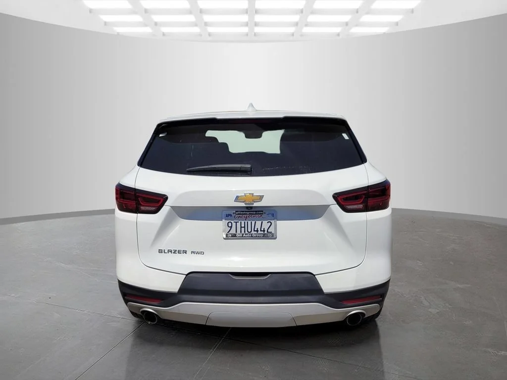 Used 2025 Summit White Chevrolet 2LT image 5