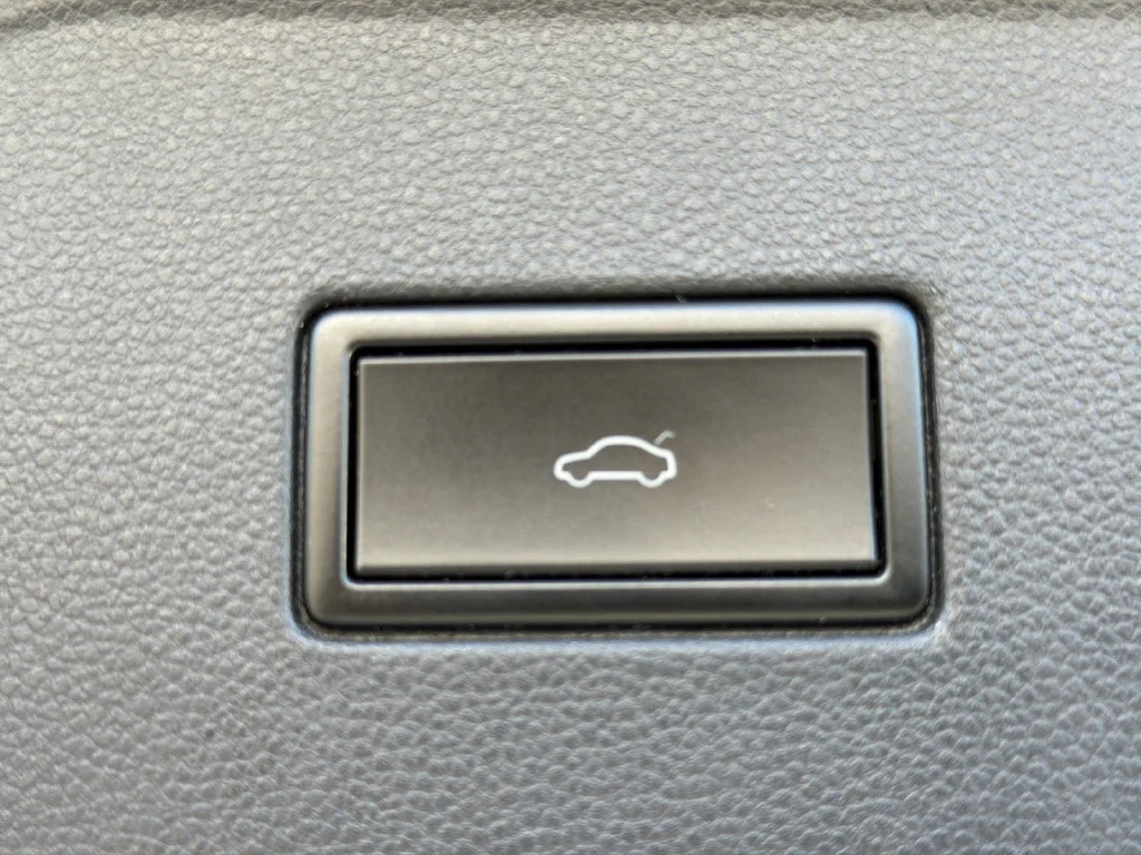 Used 2019 White Volkswagen SEL image 19