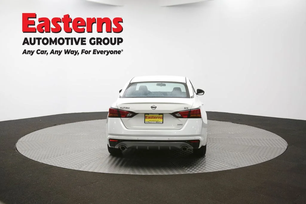 Used 2022 White Nissan 2.5 SR image 33