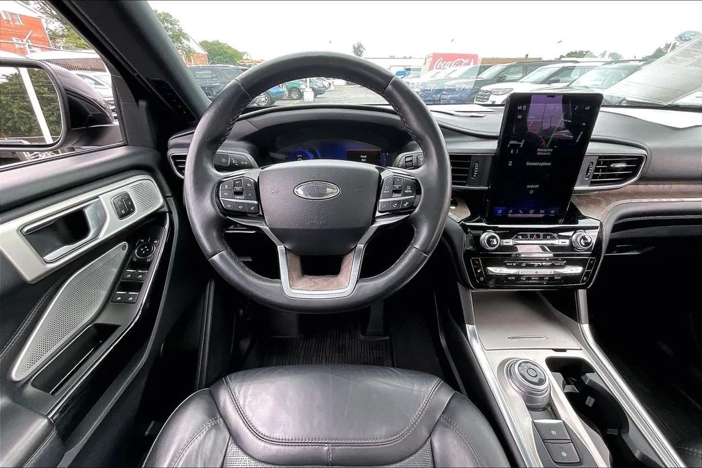 Used 2022 Gray Ford Platinum image 4