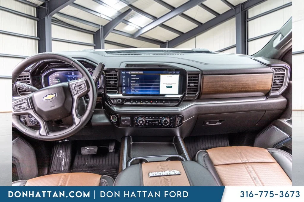 Used 2025 White Chevrolet High Country image 5