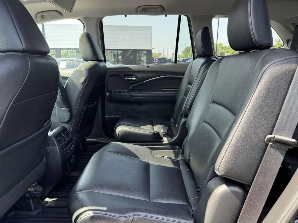 Used 2019  Honda Touring image 16