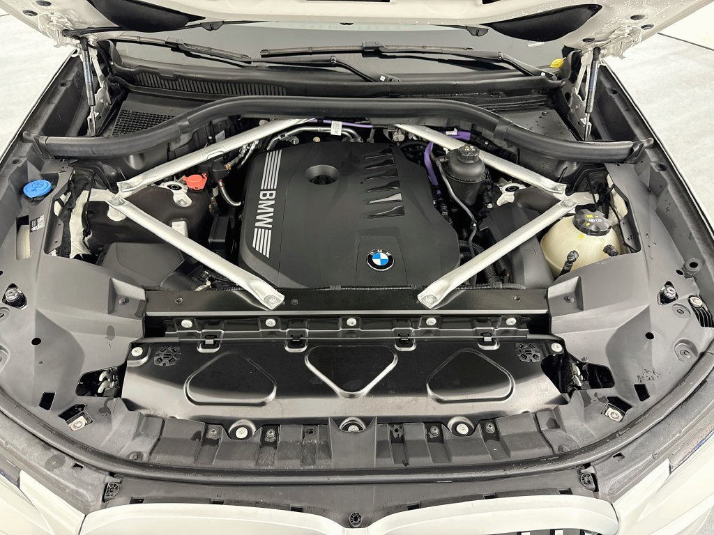 Used 2024 White BMW xDrive40i image 32