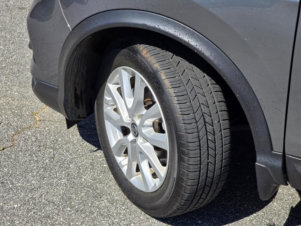 Used 2022 Gray Nissan SV image 27