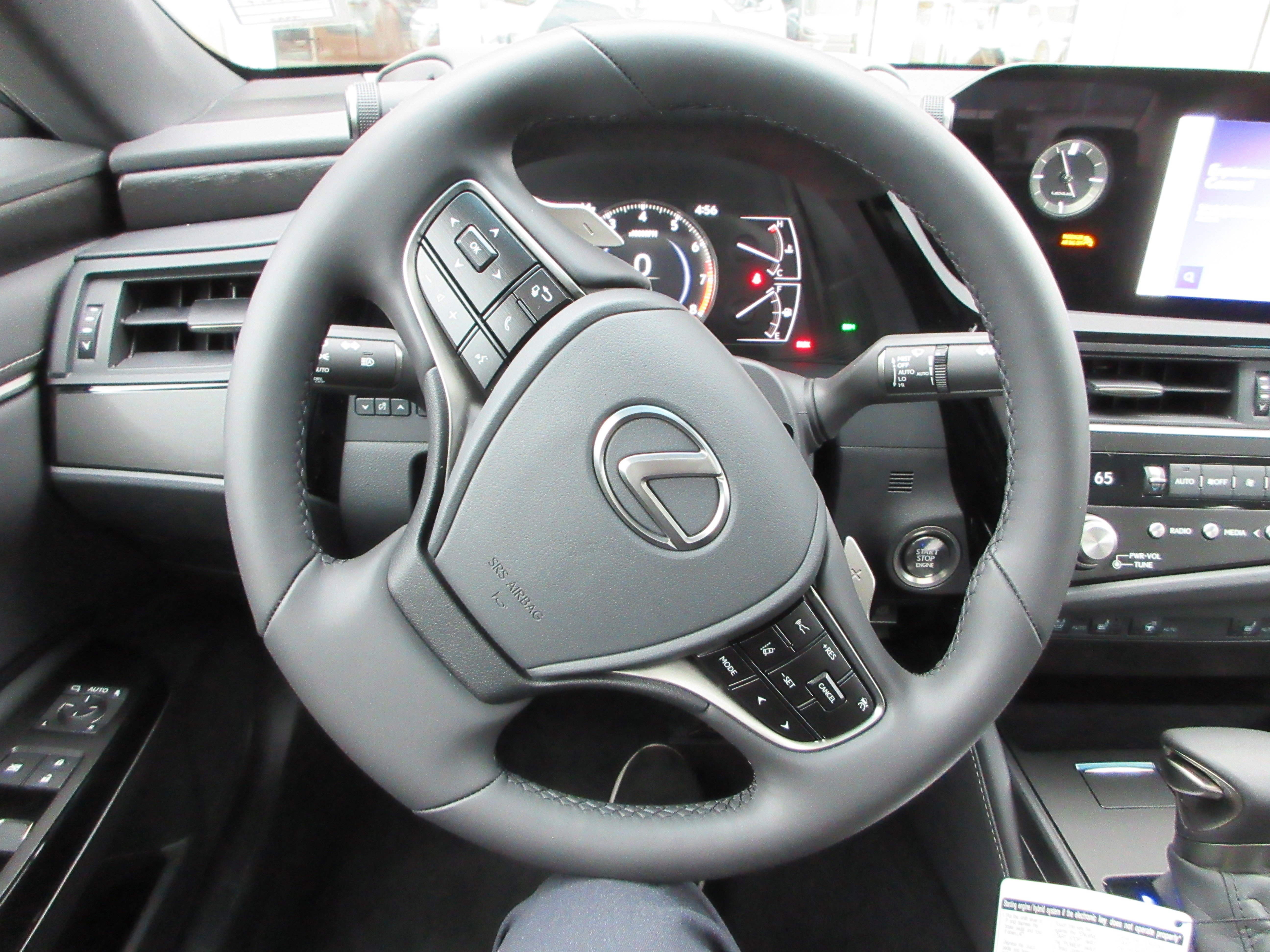 2025 Lexus ES 350 - Photo 33