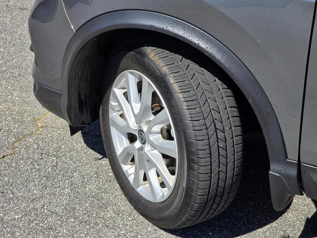 Used 2022 Gray Nissan SV image 27
