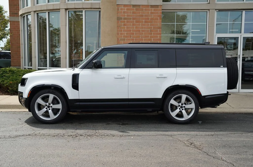 New 2026 Fuji White Land Rover X-Dynamic SE image 2