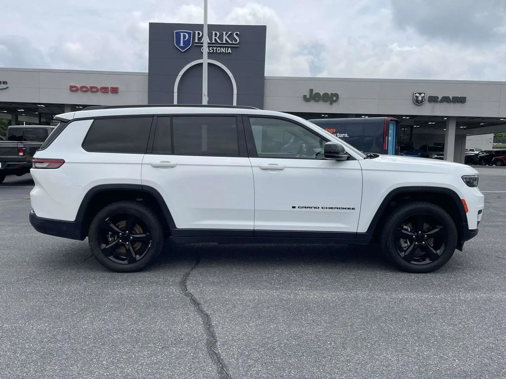 Used 2023 White Jeep Altitude image 9
