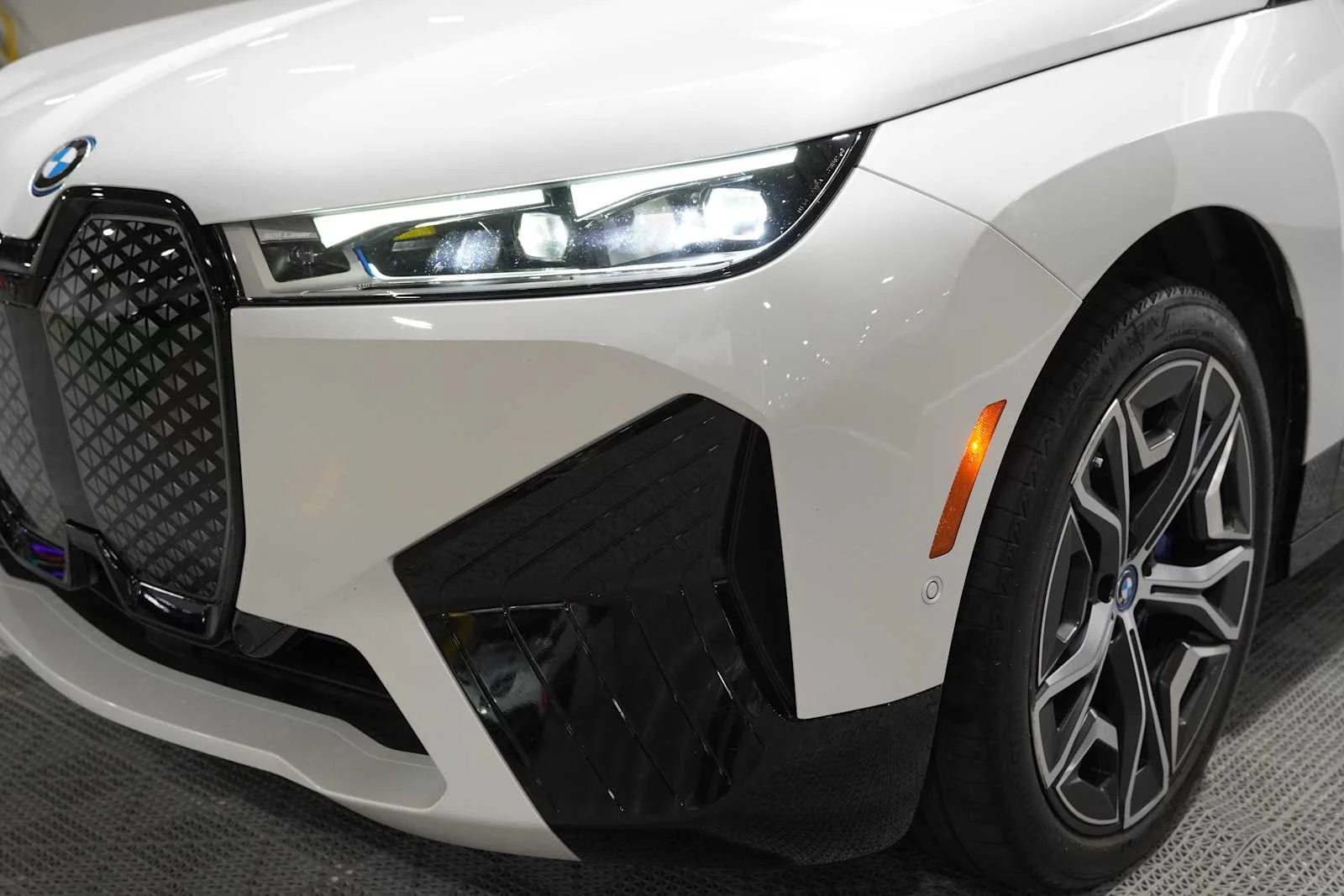 Certified Used 2024 Mineral White Metallic BMW xDrive50 image 7