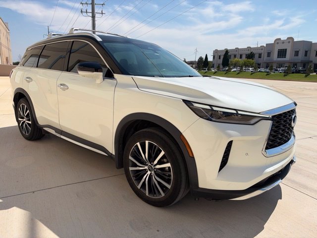 Used 2022 White INFINITI Sensory image 3