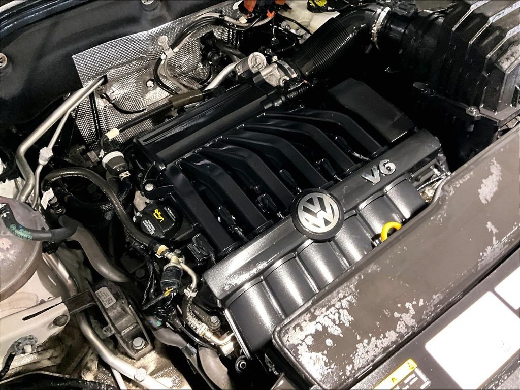 Used 2023 White Volkswagen 3.6L V6 SE w/Technology image 32