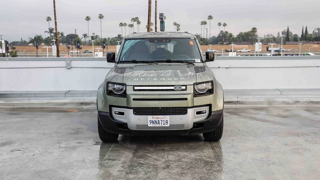 Used 2024  Land Rover S image 3