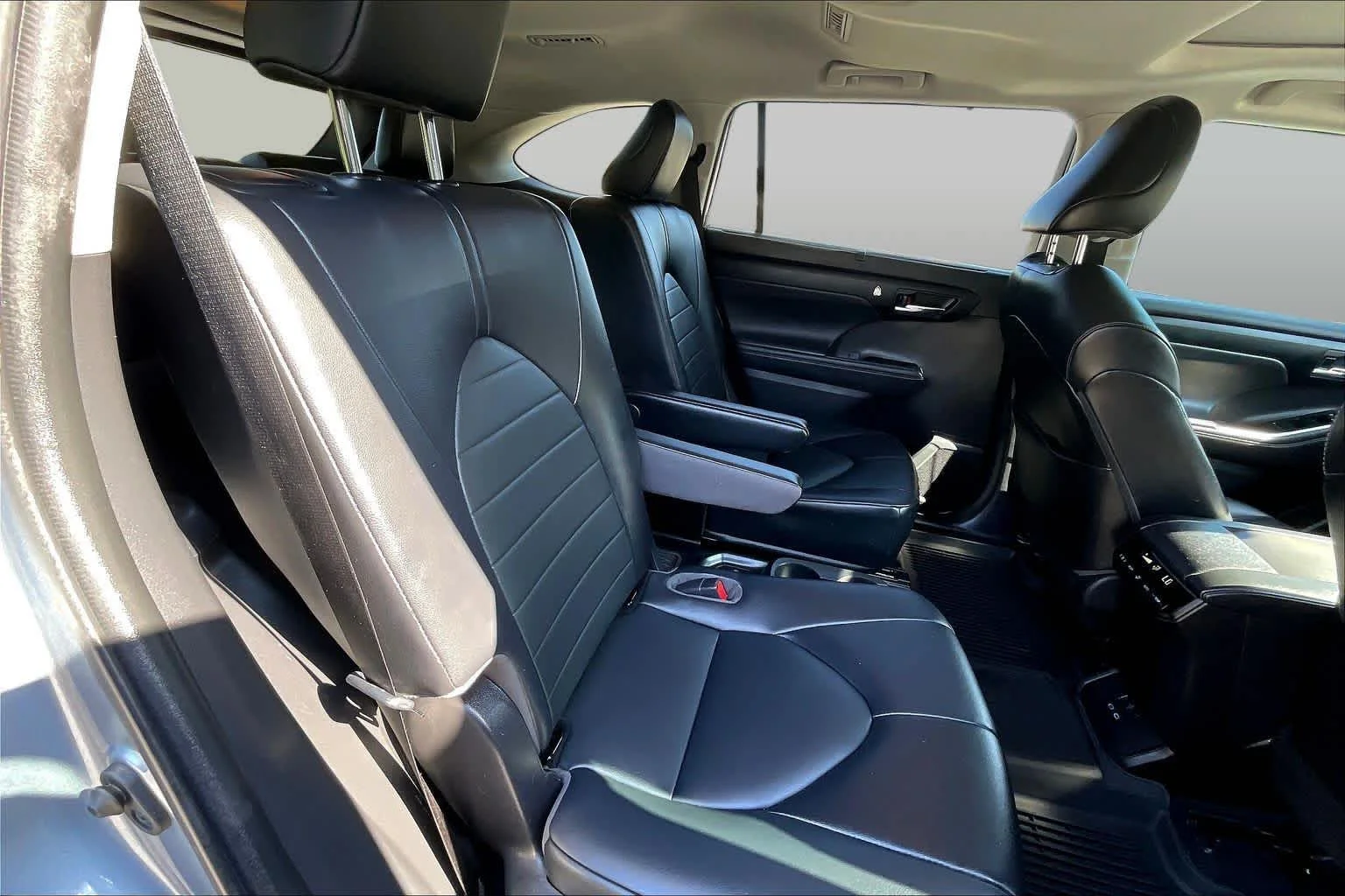Used 2022 Moon Dust Toyota XLE image 21
