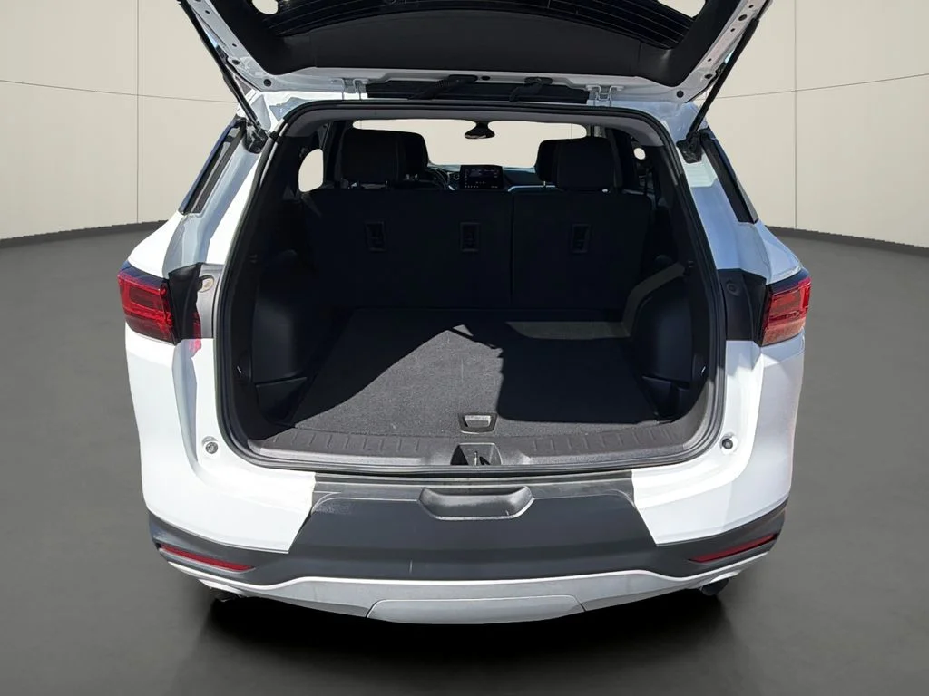 Used 2025 White Chevrolet LT image 10