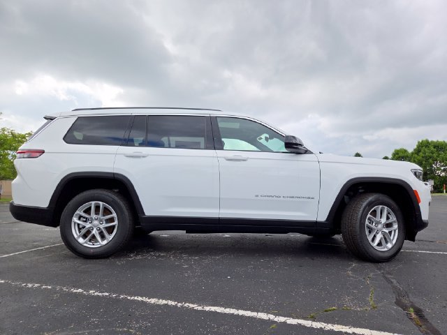 New 2026 Bright White Clear-Coat Exterior Paint Jeep Laredo image 28