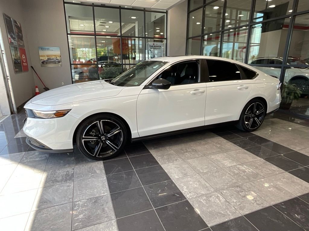 Used 2025 White Honda Sport image 3