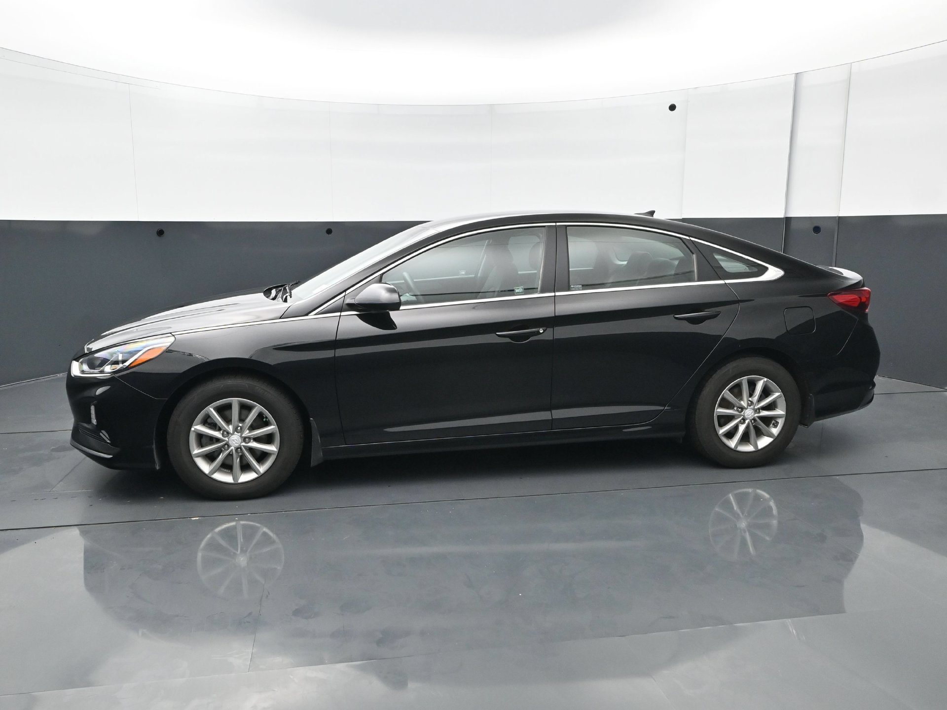 Used 2019 Phantom Black Hyundai SE 2.4L image 2