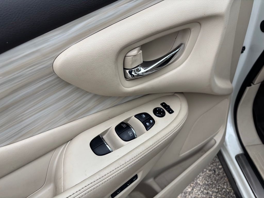Used 2015 White Nissan Platinum image 13