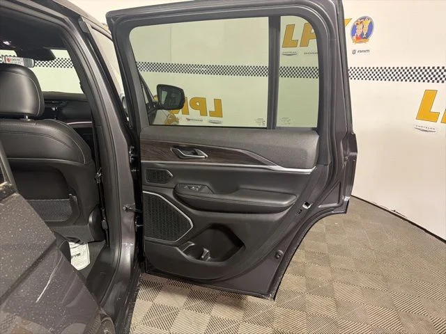 New 2026 Baltic Gray Metallic Clear-Coat Exterior Paint Jeep Limited image 32