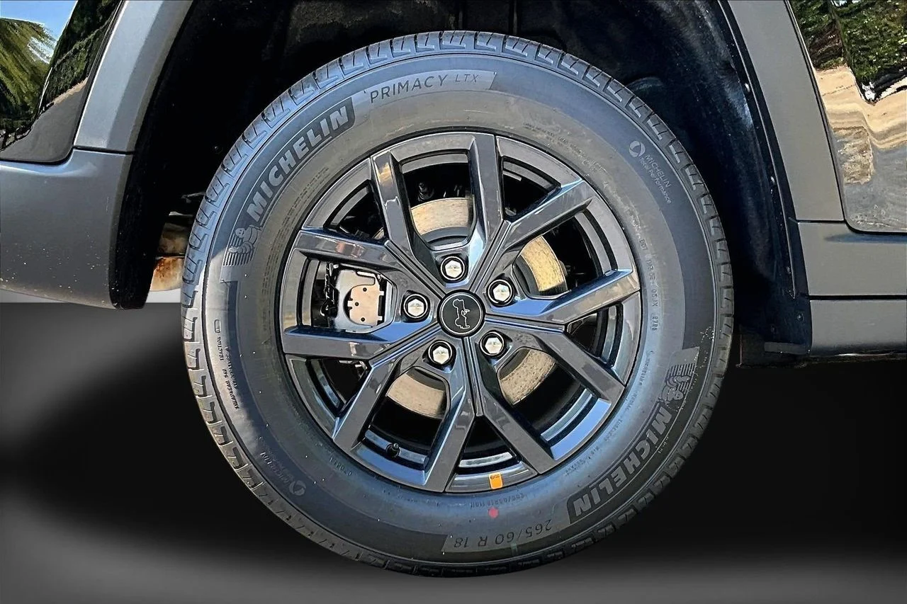 New 2027 High-Gloss Black Paint Jeep Laredo Altitude image 34