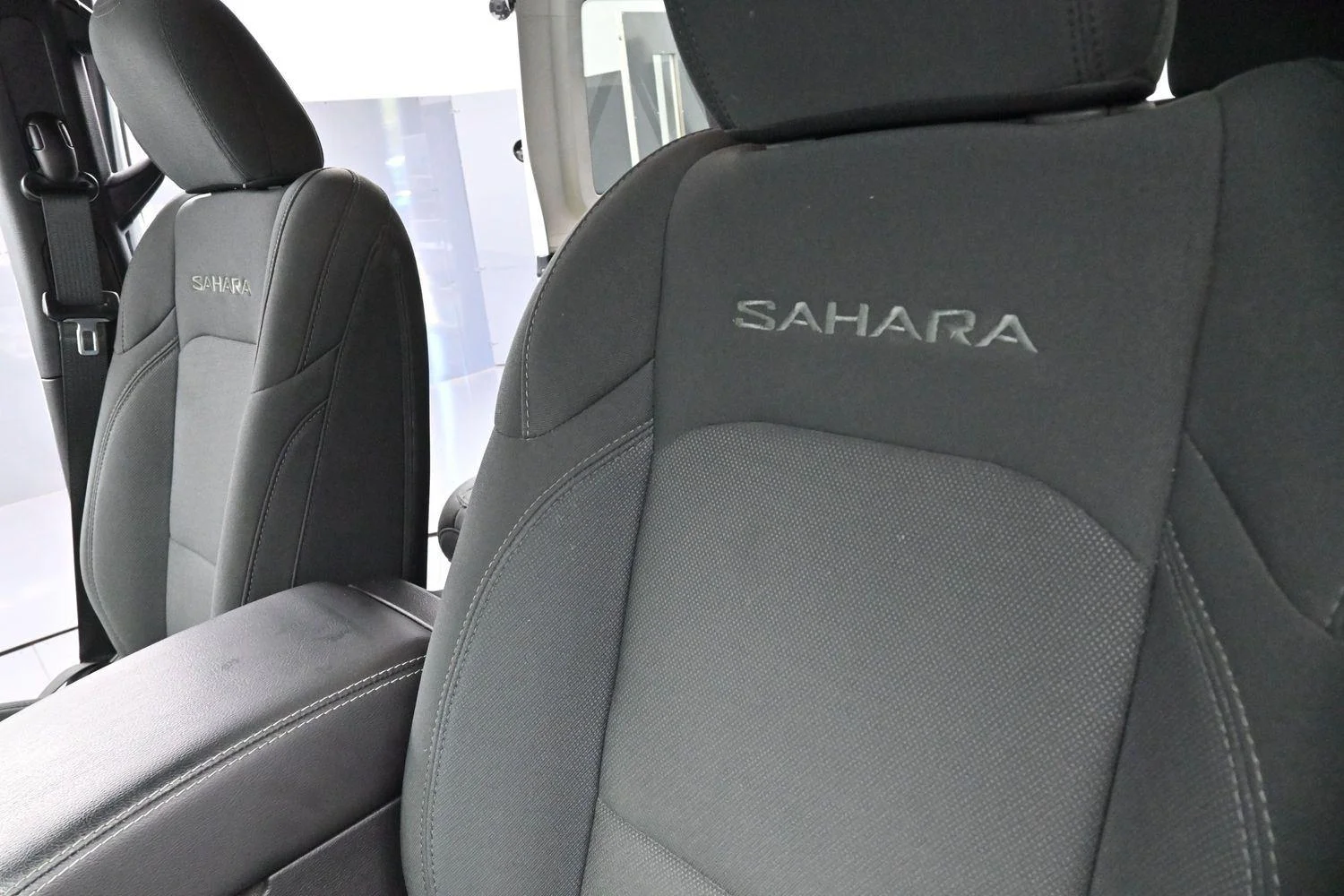 Used 2022 Bright White Clearcoat Jeep Unlimited Sahara image 14