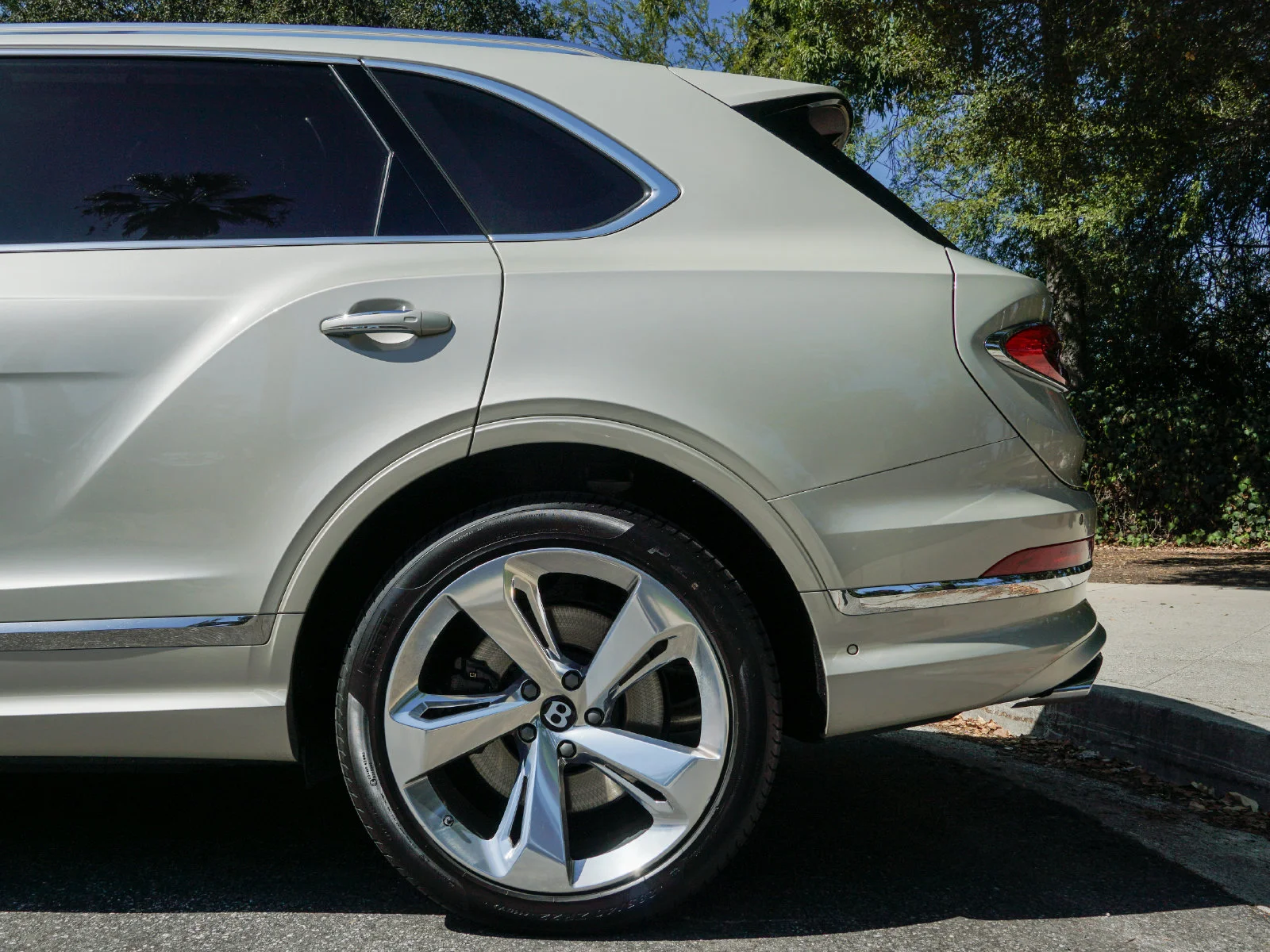 Certified Used 2023 White Sand by Mulliner Bentley  image 4