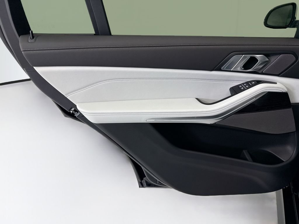 New 2027 Carbon Black Metallic BMW xDrive40i image 25