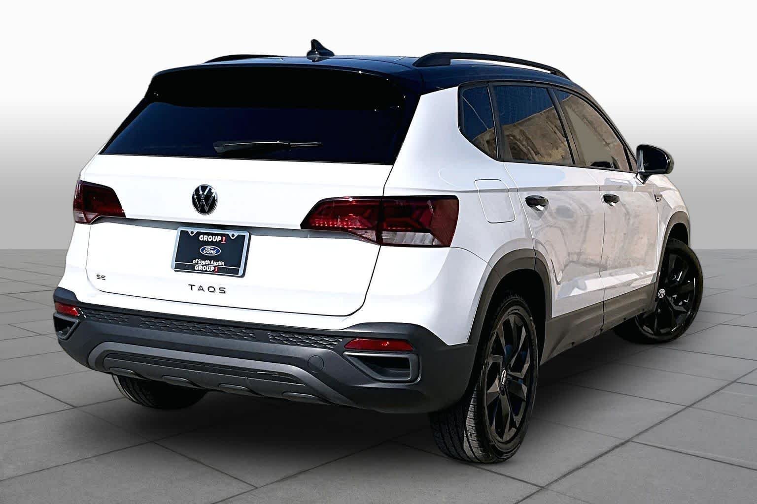 Used 2024 Pure White w/ Deep Black Roof Volkswagen SE Black image 7