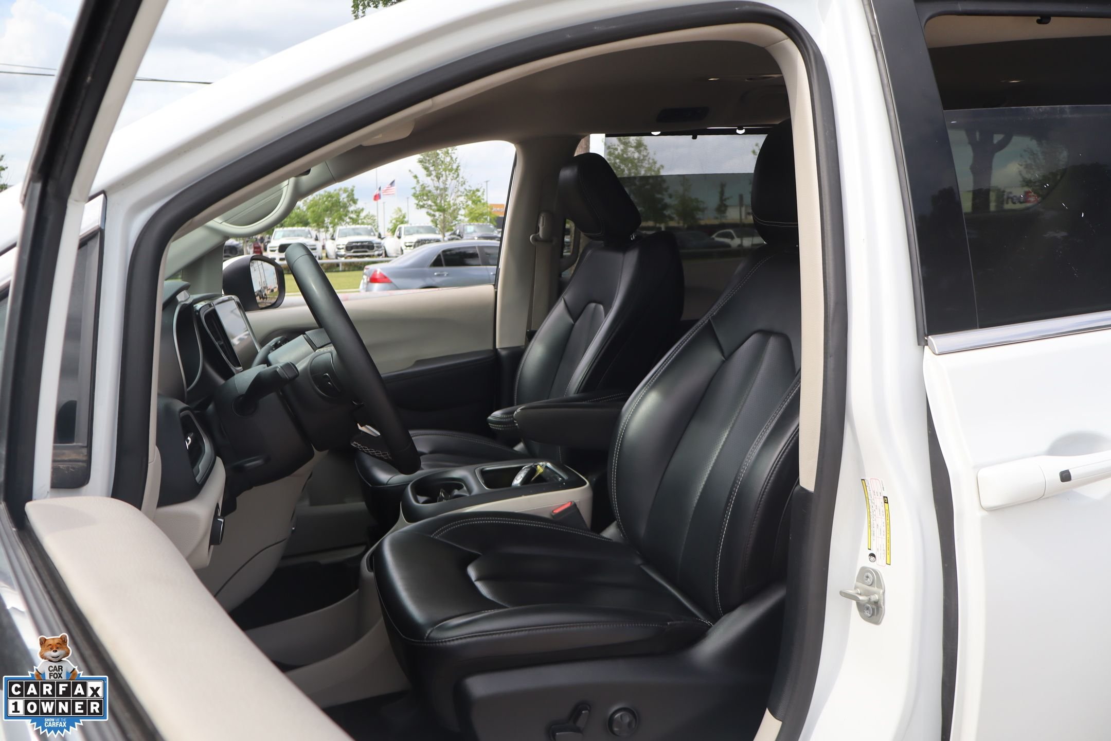 Used 2023 White Chrysler Touring L image 11