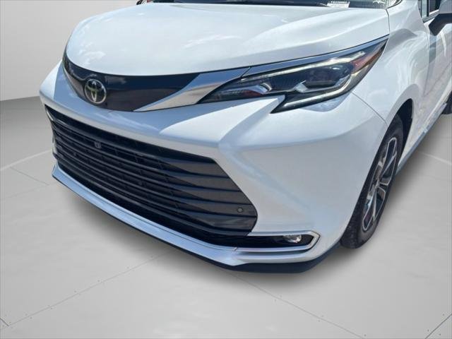 Certified Used 2026 WIND CHILL PEARL Toyota  image 31