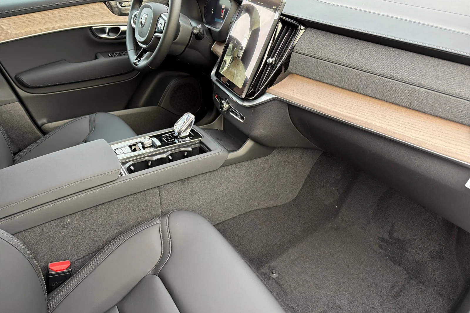 New 2026 VAPOUR GRAY Volvo Plus image 12