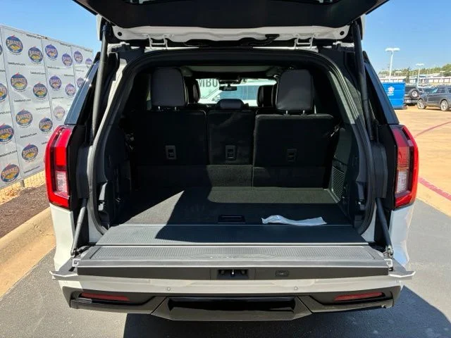 New 2027 Star White Metallic Tri-Coat Ford Platinum image 6