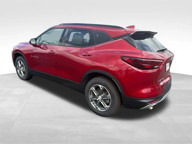 Used 2023 RADIANT RED TINTCOAT Chevrolet LT image 3