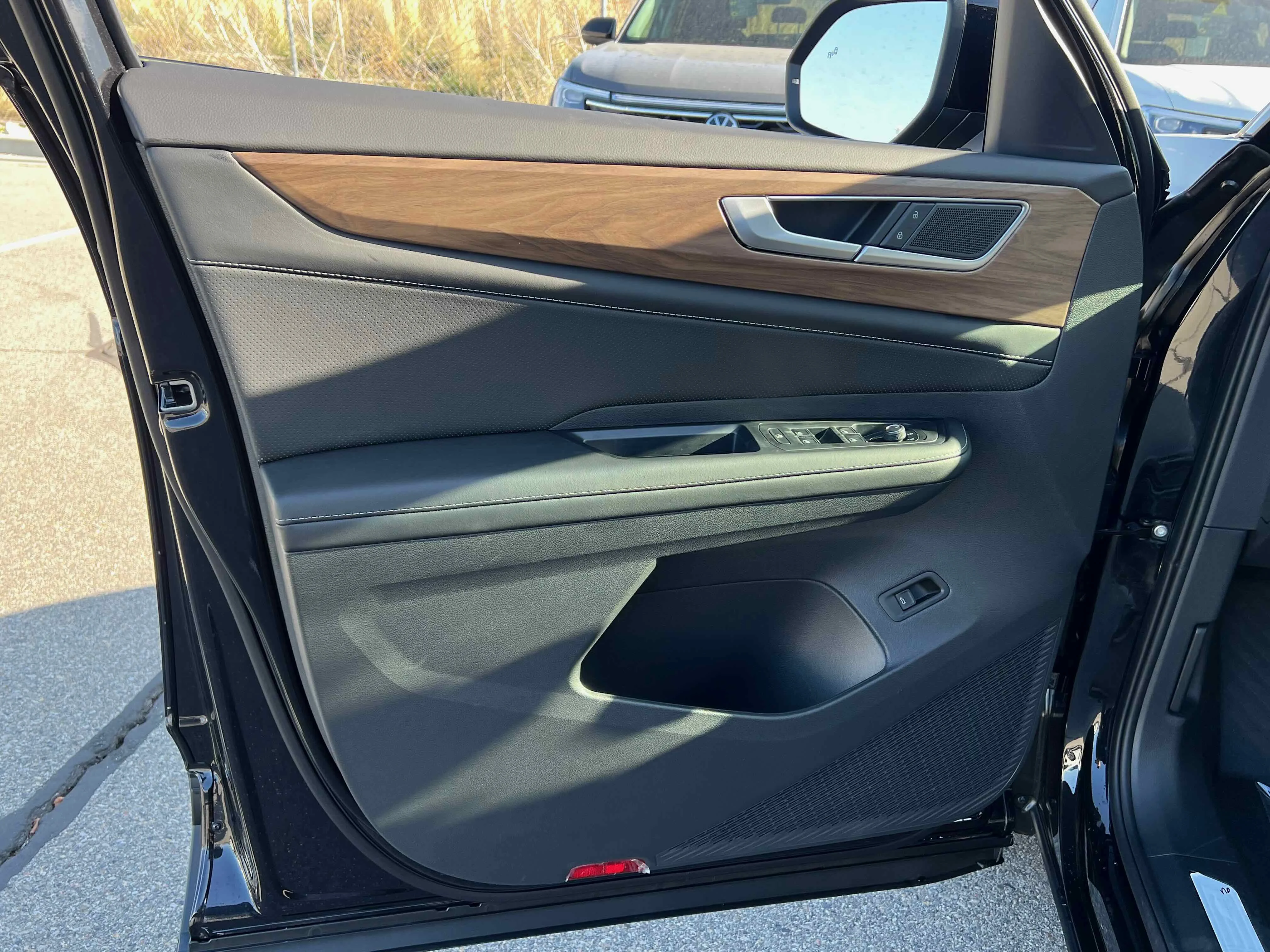 New 2026 Deep Black Volkswagen 2.0T SE w/Technology image 15