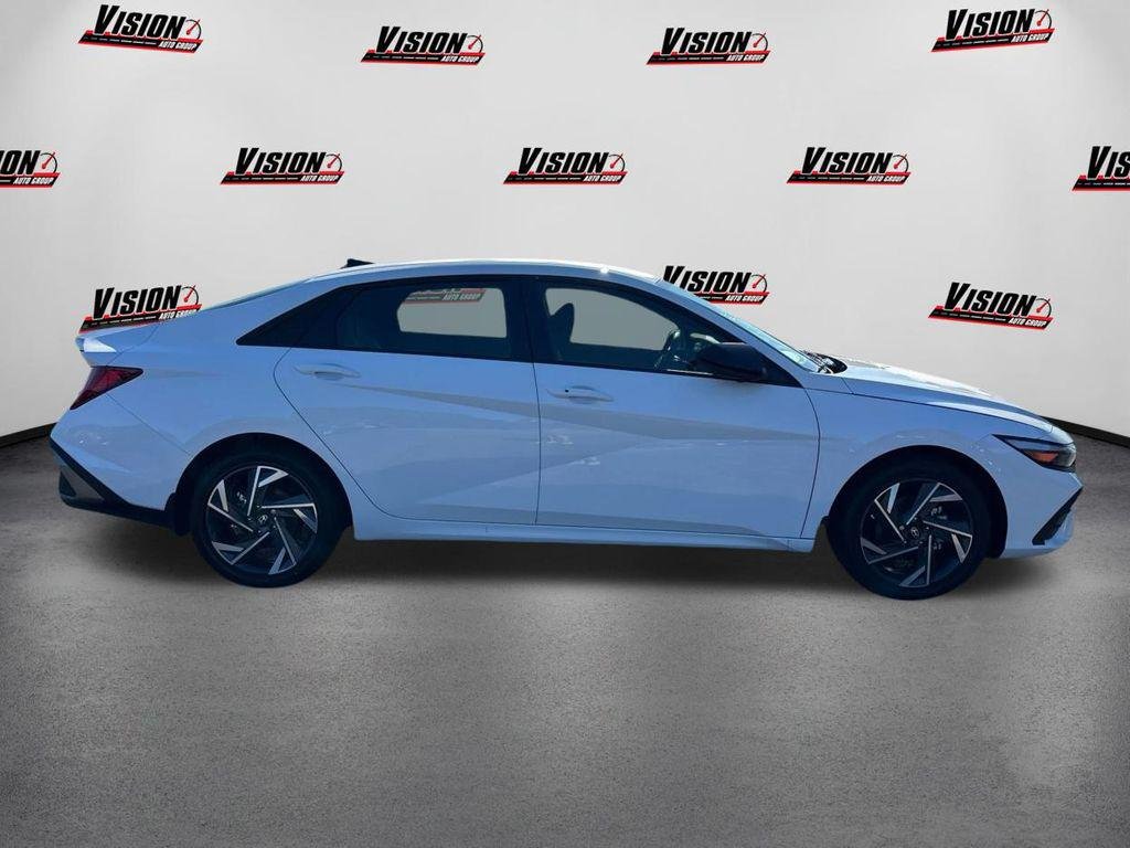 New 2025 White Hyundai SEL Sport image 4