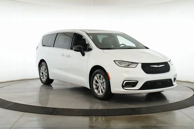 2026 Chrysler Pacifica Limited's photo