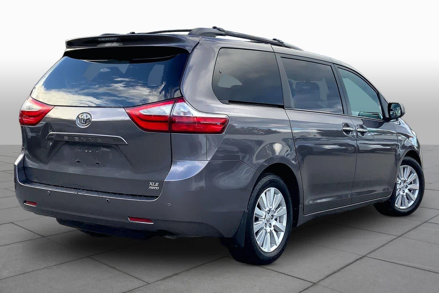 Used 2017 Predawn Gray Mica Toyota XLE Premium image 13