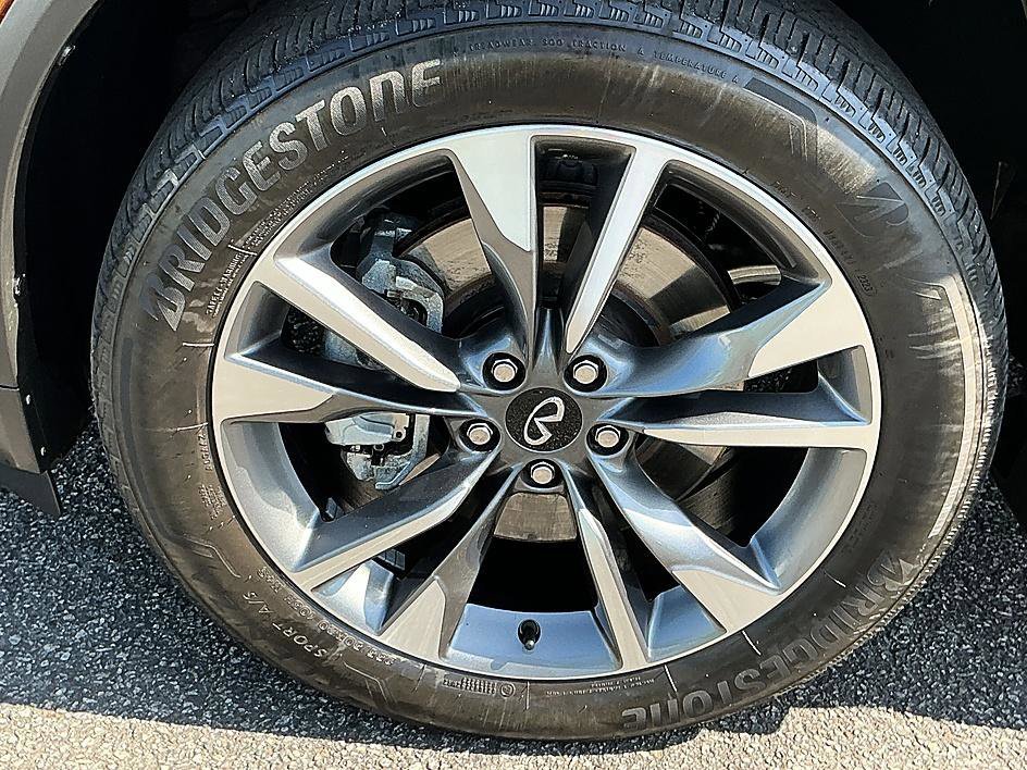 Used 2023 Mineral Black INFINITI LUXE image 8