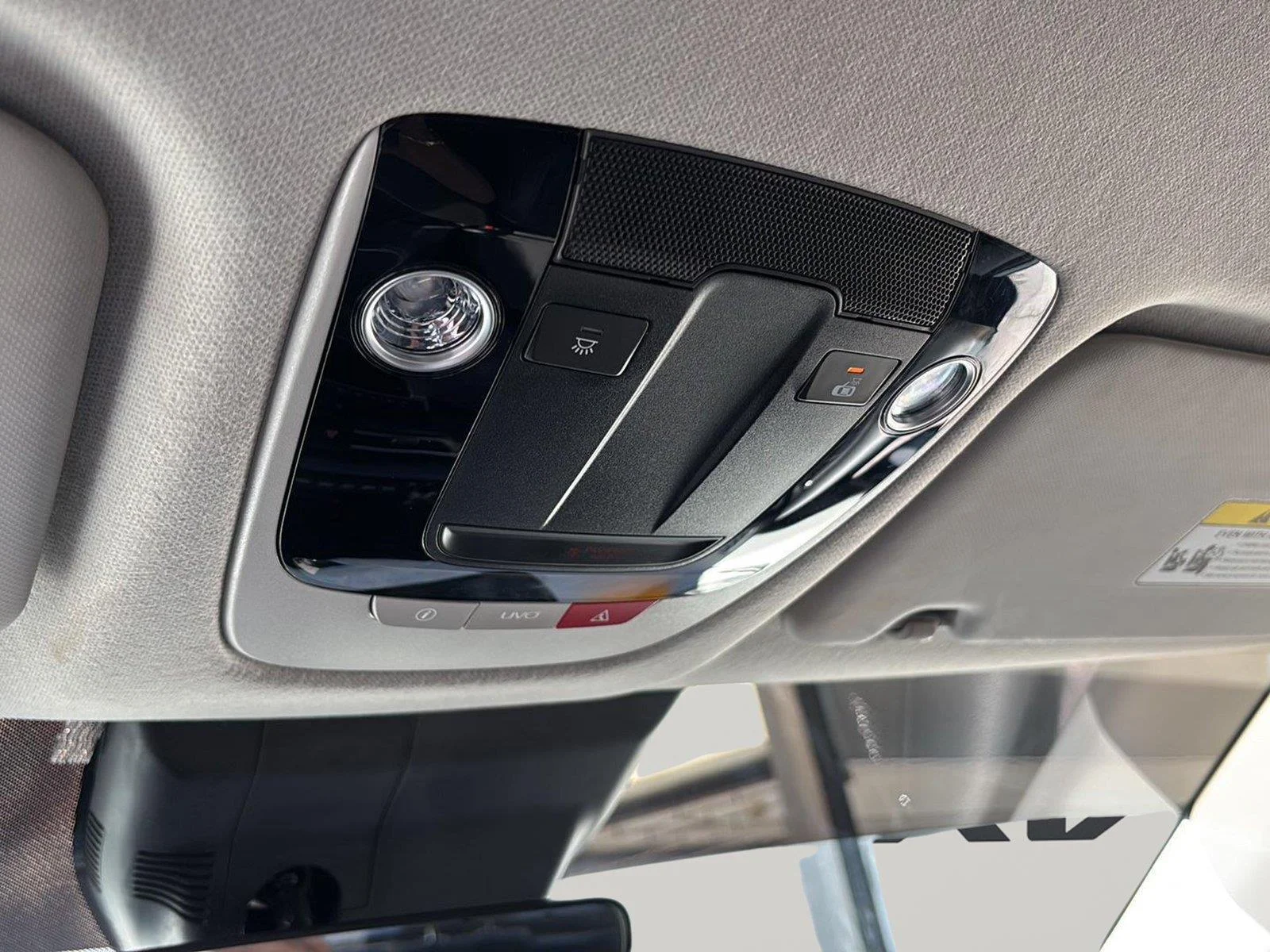 Used 2022 Clear White/Black Roof Kia Nightfall image 29