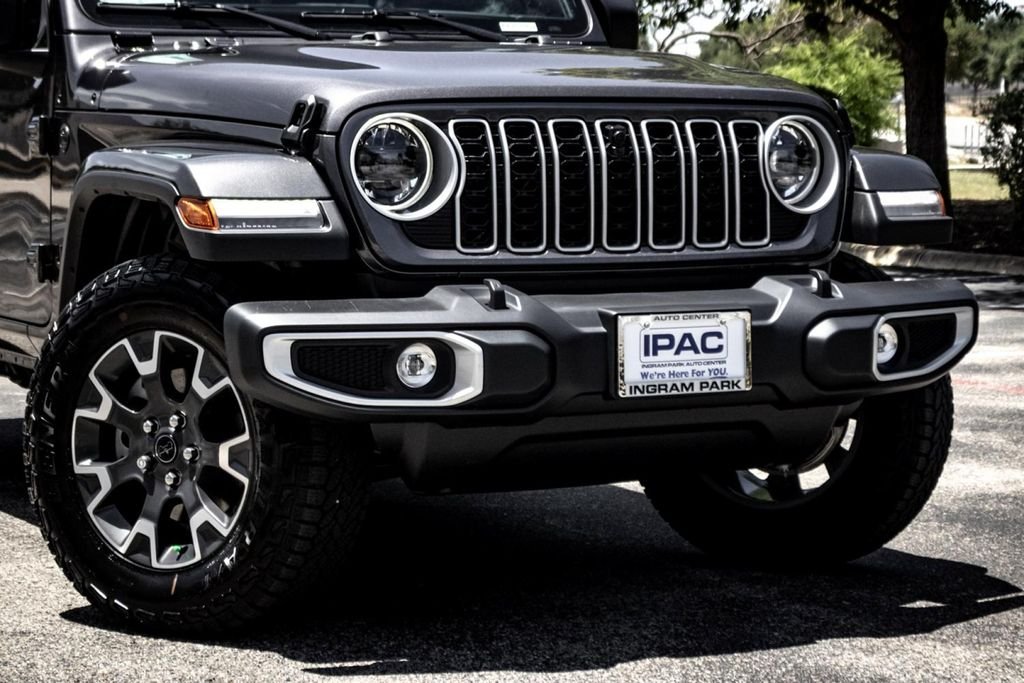 New 2025 Granite Crystal Metallic Clear-Coat Exterior Paint Jeep Sahara image 3
