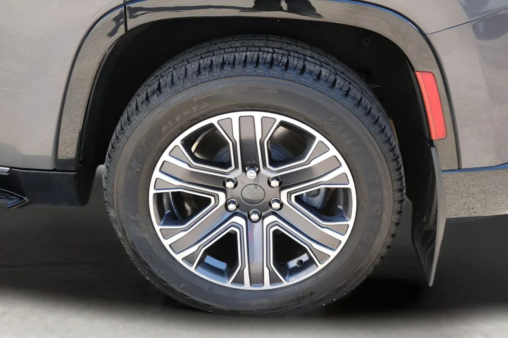Used 2024 Gray Jeep Base image 9