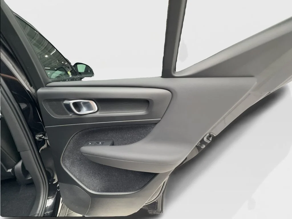 Used 2021 Black Volvo Momentum image 28
