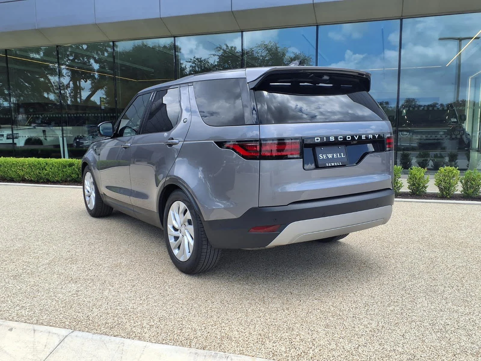 Used 2025 Eiger Grey Metallic Land Rover S image 4