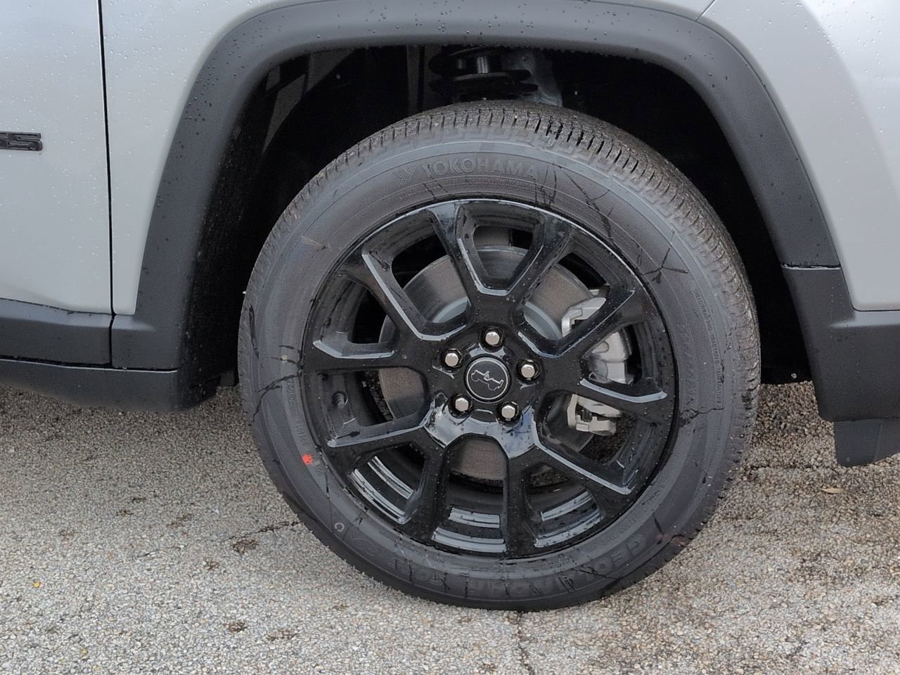 New 2026 Silver Zynith Metallic Clearcoat Jeep Latitude image 10