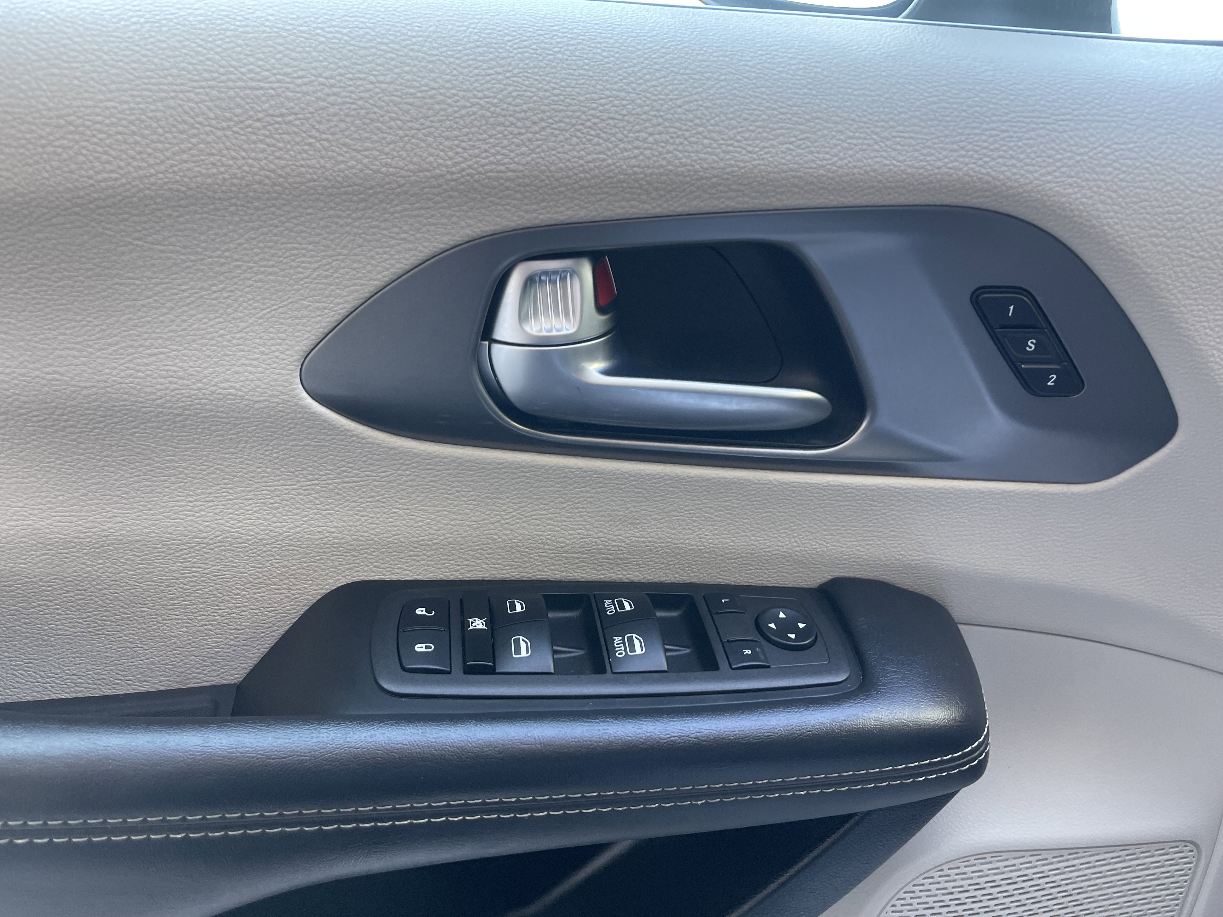 Used 2023 Silver Chrysler Touring L image 17